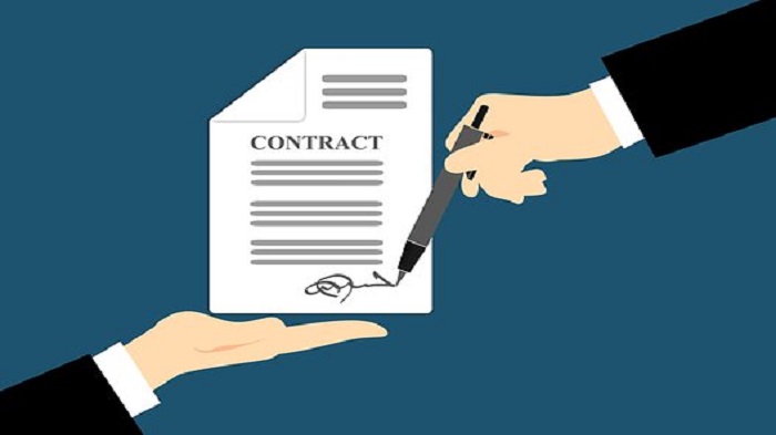 image d'un contrat avec une main qui démontre le contrat et une main qui le signe - contrat d'externalisation - Buro Services 