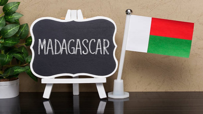 Tableau noir à côté d'un drapeau de Madagascar - création d'une société à Madagascar - Buro Services