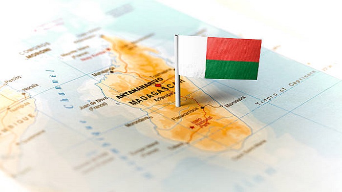 Le drapeau de Madagascar épinglé sur une carte - société de domiciliation Madagascar - Buro Services