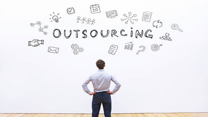 un homme regardant une illustration de l'outsourcing - domiciliation entreprise - Buro Services