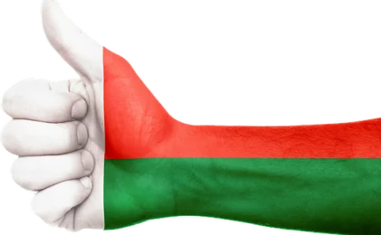 une main avec le drapeau malgache-portage salarial à Madagascar-Buroservices