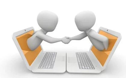 Deux personnes qui se sert la main à travers deux écrans pour passer un accord - contrat d'externalisation - Buro Services