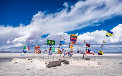 Des drapeaux de différents pays sur la plage - externalisation en offshore - Buro Services