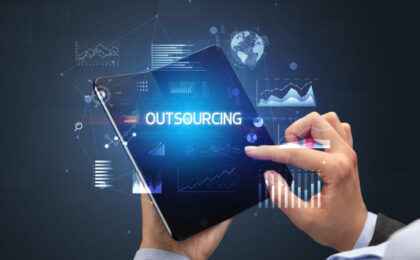 Représentation numérique de l'outsourcing sur une tablette manipulée par un homme - externalisation digitale - Buro Services