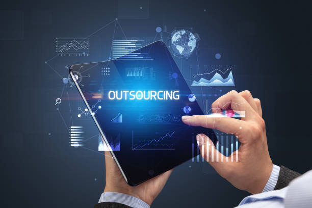 Représentation numérique de l'outsourcing sur une tablette manipulée par un homme - externalisation digitale - Buro Services