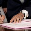 un homme d'affaires signant un contrat - immatriculation de société - Buro Services