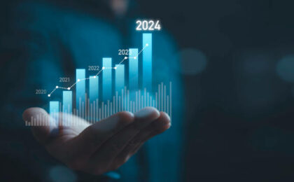 Homme d'affaires détenant un graphique technique virtuel pour l'analyse du marché en 2024 - externalisation en 2024 - Buro Services