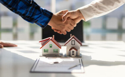 deux personnes se serrant les mains devant un contrat de location - contrat de location de bureau - Buro Services
