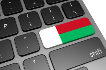 le drapeau de Madagascar sur un clavier d'ordinateur - externalisation Madagascar - Buro Services