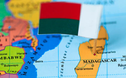 Carte et drapeau de Madagascar - L'externalisation Madagascar - Buro Services