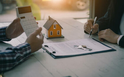 Les professionnels de l'immobilier proposent à leurs clients des contrats pour discuter de location d'une maison - faire appel à une société de domiciliation - Buro Services