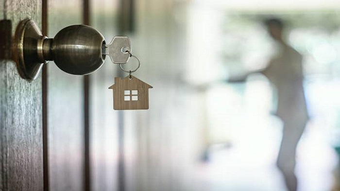 une clé sur une porte - recherche location de bureau pour entreprises - Buro Services