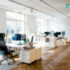 Lieu de travail spacieux avec des bureaux et un ordinateur - bureau équipé à louer - Activ Solution