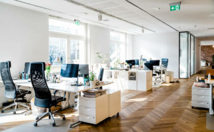 Lieu de travail spacieux avec des bureaux et un ordinateur - bureau équipé à louer - Activ Solution