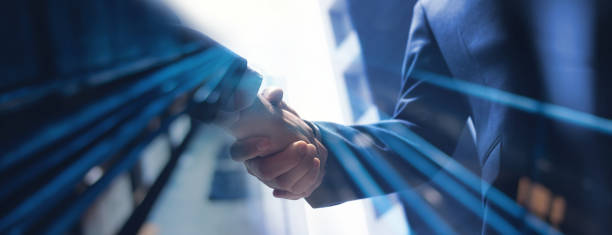 Hommes d'affaires serrant la main d'un partenaire - société de domiciliation fiable - Buro Services