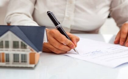 un homme signant un contrat - services de domiciliation - Buro Services