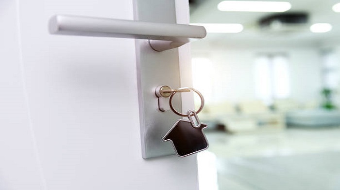 clé sur une serrure de porte - société de domiciliation - Buro Services