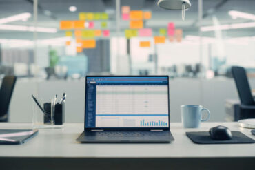 un laptop sur un bureau dans une entreprise - bureaux à louer à Madagascar - Buro Services