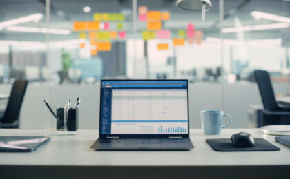 un laptop sur un bureau dans une entreprise - bureaux à louer à Madagascar - Buro Services