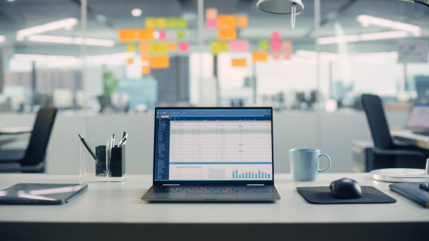 un laptop sur un bureau dans une entreprise - bureaux à louer à Madagascar - Buro Services