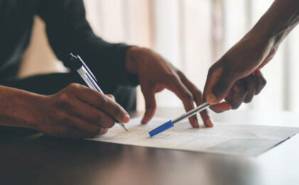 homme remplissant un document avec l'aide d'un conseiller - création de société à Madagascar - Buro Services