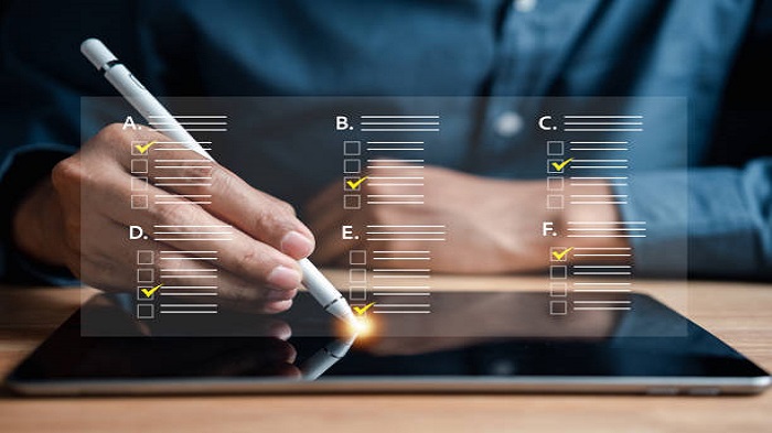 Un homme d'affaires coche une évaluation - externalisation RH - Buro Services