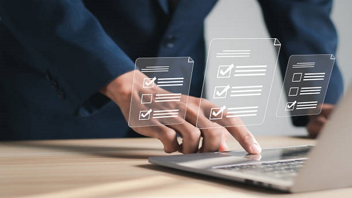 Homme d'affaires travaillant sur ordinateur portable et documents numériques - externalisation à Madagascar - Buro Services