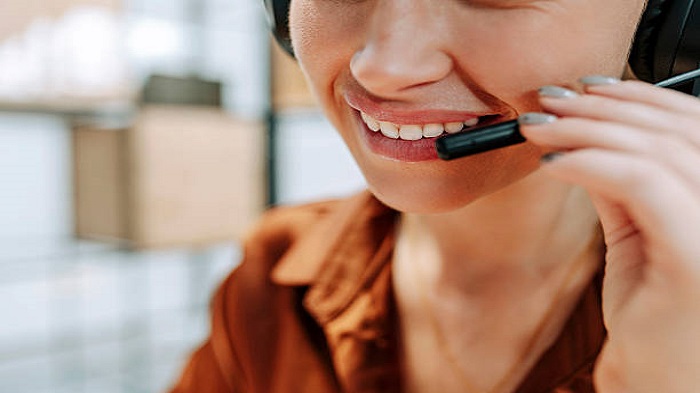 une femme anonyme en centre d'appels - externalisation de service client - Buro Services