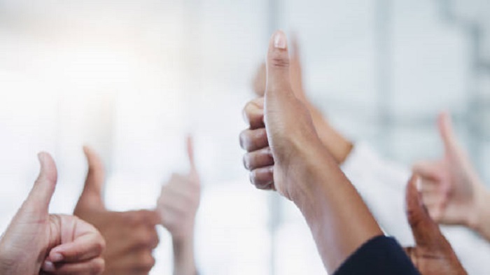 équipe et pouce levé - société de domiciliation - Buro Services