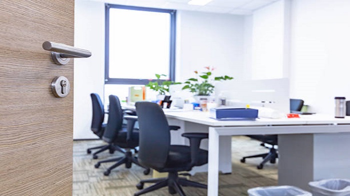 Porte en bois ouverte d'un bureau moderne - coût réel d'une domiciliation d'entreprise - Buro Services