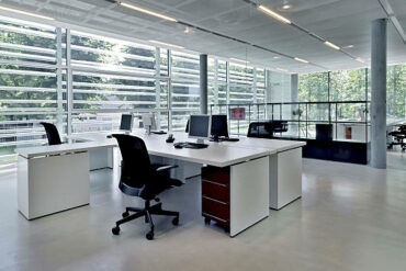 Série de postes de travail sur un étage de bureau - espace de travail meublé à Madagascar - Buro Services