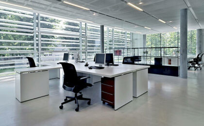 Série de postes de travail sur un étage de bureau - espace de travail meublé à Madagascar - Buro Services