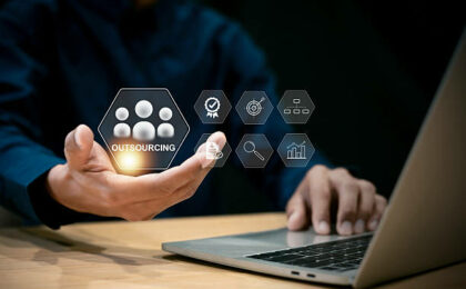 Main d'un homme d'affaires tenant une icône d'externalisation sur un écran virtuel - externalisation à Madagascar - Buro Services
