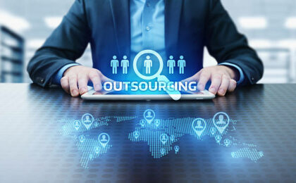 un homme d'affaire et concept de l'outsourcing - externaliser les fonctions supports - Buro Services