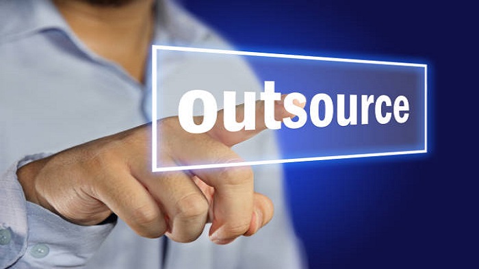 Un homme d'affaires clique sur un bouton sur un écran virtuel - externalisation RH - Buro Services