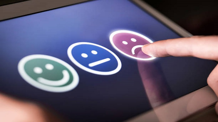 Client mécontent et déçu attribuant une mauvaise note et un avis négatif à un sondage - Équipe support client - Buro Services