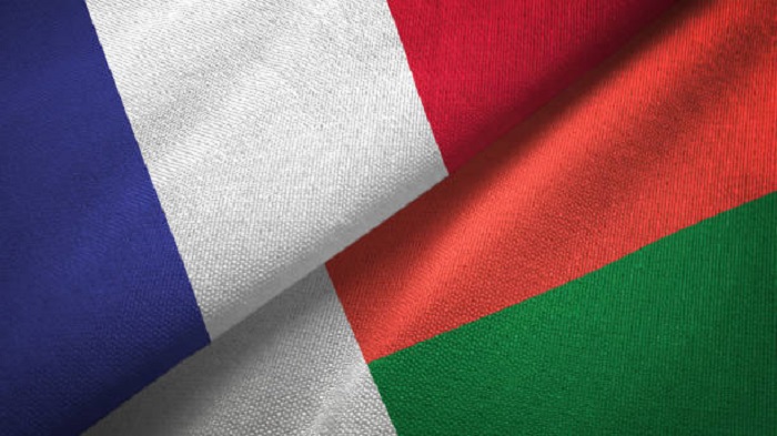 Drapeaux de Madagascar et de France réunis en tissu - Comparatif coût salarié France vs Madagascar - Buro Services