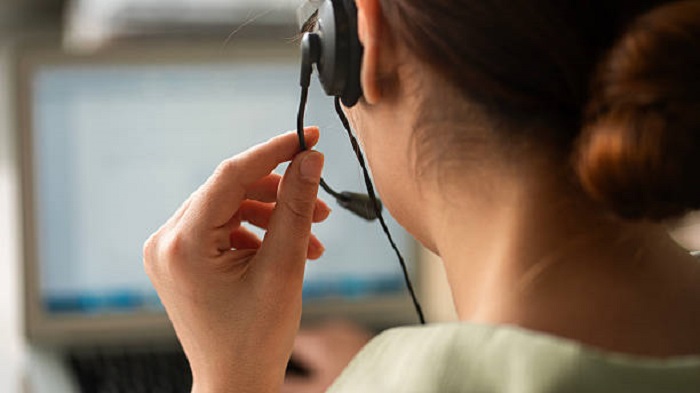Femme travaillant dans un centre d'appels - télésecrétariat médical et juridique à distance - Buro Services