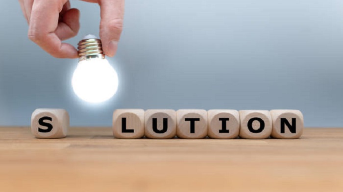 Des dés et une ampoule forment le mot « SOLUTION » - télésecrétariat médical et juridique à distance - Buro Services
