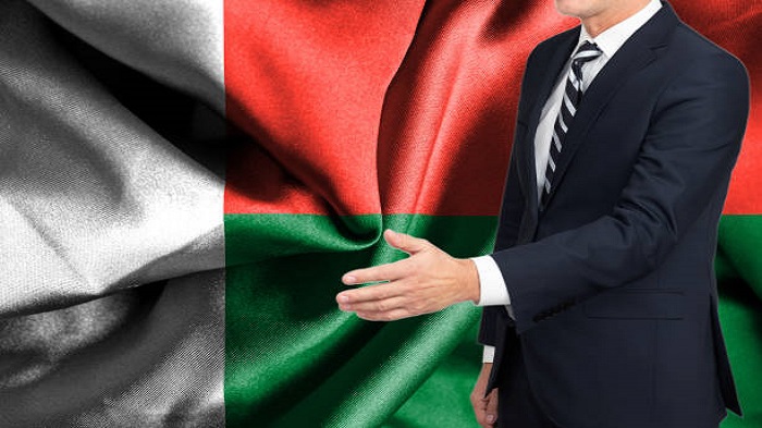 Homme en costume de Madagascar - fiscalité outsourcing Madagascar - Buro Services