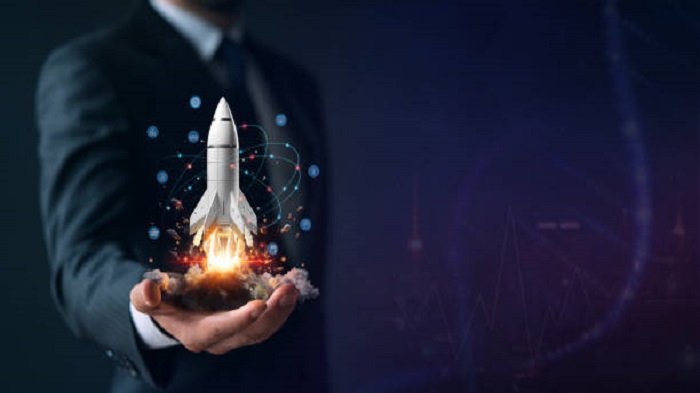 Startup : une main présente une fusée et des icônes. - création de société - Buro Services