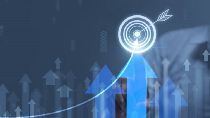 Un homme d'affaires analyse le bilan financier de l'entreprise en travaillant avec des graphiques numériques en réalité augmentée - portage salarial Madagascar - Buro Services