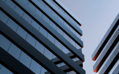 Deux bâtiments modernes aux façades vitrées - société de domiciliation - Buro Services