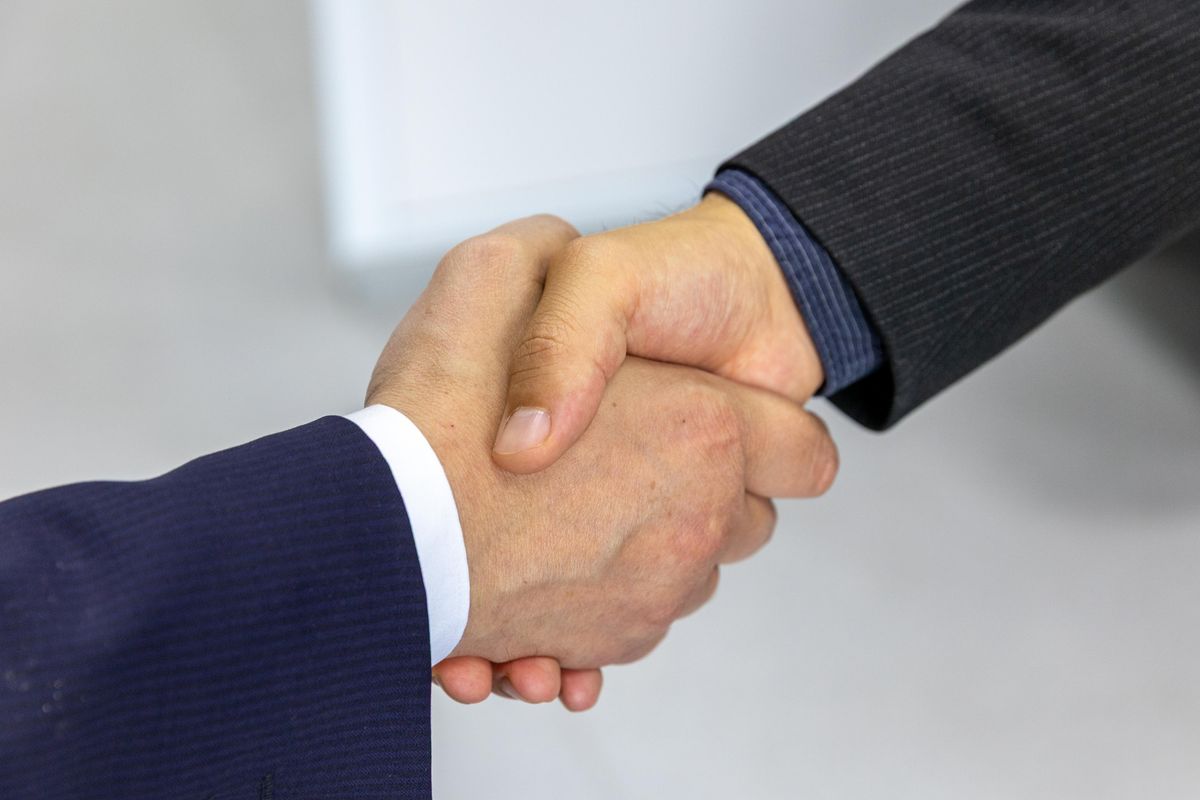 Accord conclu avec un client pour un projet de dessin d'ameublement