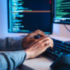 les mains d'un ingénieur de prompts asiatique développant une application de codage à partir de données logicielles - externaliser une équipe de développeurs à Madagascar - Buro Services