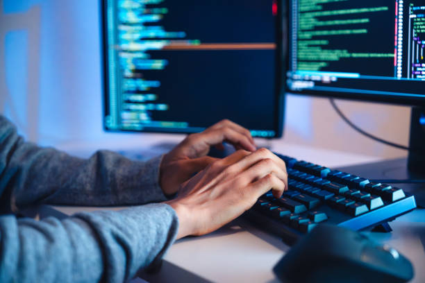 les mains d'un ingénieur de prompts asiatique développant une application de codage à partir de données logicielles - externaliser une équipe de développeurs à Madagascar - Buro Services