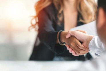 Poignée de main d'une femme d'affaires et professionnels - recruter une équipe à Madagascar sans société - Buro Services