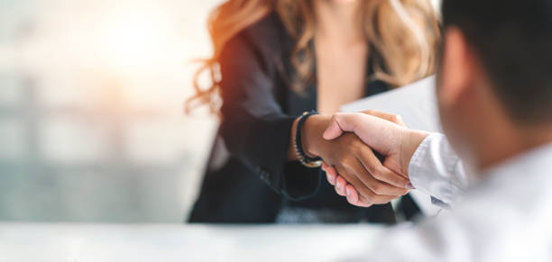 Poignée de main d'une femme d'affaires et professionnels - recruter une équipe à Madagascar sans société - Buro Services